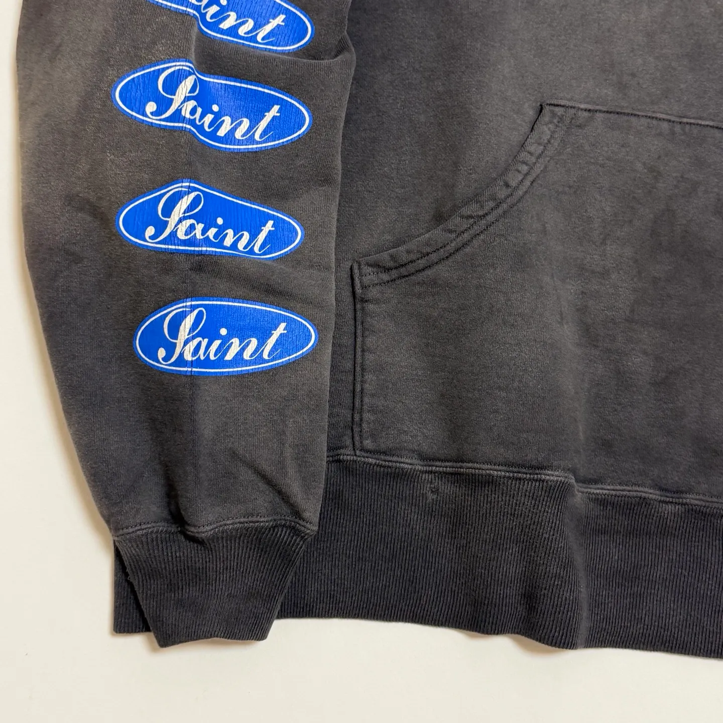 SAINT Mxxxxxx HOODIE/LOVE AMONG/BLK blue SAINT barrage slogan hoodie, washed black S-XL, the latest version, revised many times, the version is closer to the original version, and the street flavor is stronger! Heavy washing with water-sprayed fading process for stronger distressing effect. Handmade wormhole destruction treatment. Authentic level extreme distressed crack printing. The main mark and wash mark are all correct versions.